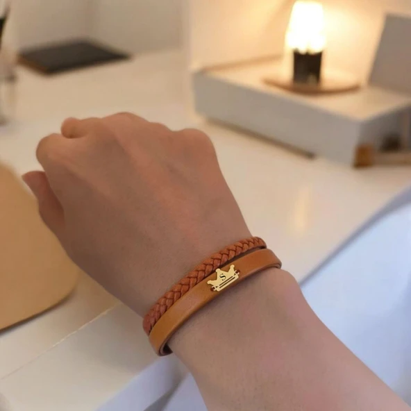 14 Ayar Altın Plakalı Harfe Özel Doğal Kahverengi Derili Taç Figürlü Hediye Bileklik-511 - Resim 2