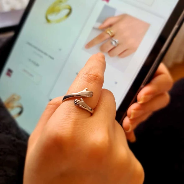 ​925 Ayar Gümüş Sarılan Eller Yüzük - Resim 3