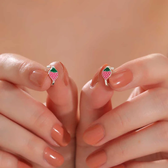 Gümüş Çilek Çocuk Küpesi - Resim 2