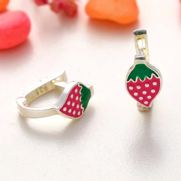 Gümüş Çilek Çocuk Küpesi ürün görseli 1