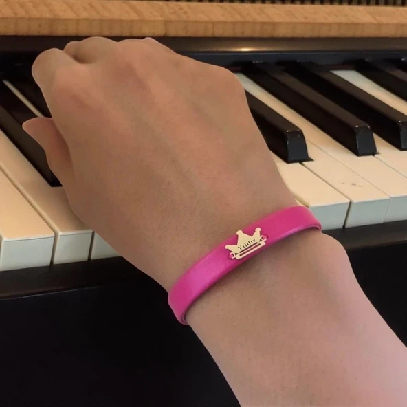 14 Ayar Altın Plakalı İsme Özel Taç Motifli Doğal Pembe Derili Hediye Bileklik-514 - Resim 2