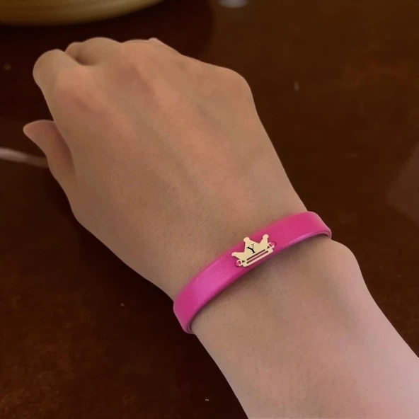 14 Ayar Altın Plakalı Harfe Özel Doğal Pembe Derili Taç Motifli Hediye Bileklik-514 - Resim 2