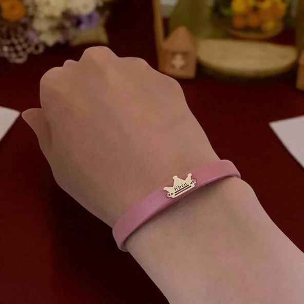 14 Ayar Altın Plakalı İsme Özel Taç Figürlü Koyu Pembe Derili Hediye Bileklik-515 - Resim 2