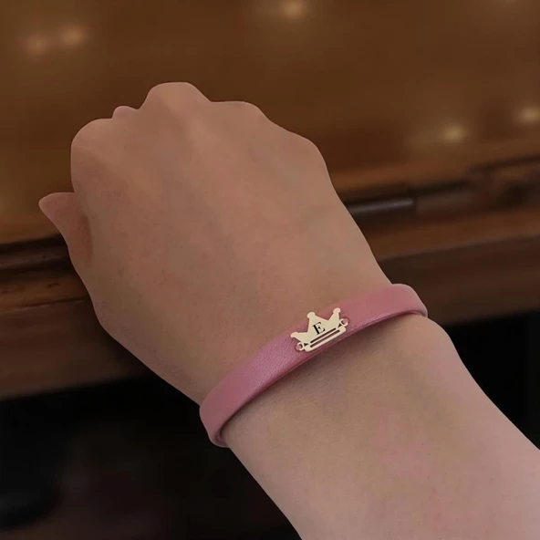 14 Ayar Altın Plakalı Harfe Özel Koyu Pembe Derili Taç Figürlü Hediye Bileklik-515 - Resim 2