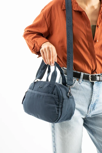 Yumuşak Dokulu Ultra Hafif, Esnek ve Su Geçirmez Polyamid Kumaş Omuz ve Kol Çantası Lacivert Model: (571-13-14H) ürün görseli 1