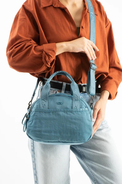 Yumuşak Dokulu Ultra Hafif, Esnek ve Su Geçirmez Polyamid Kumaş Omuz ve Kol Çantası Mavi Model: (571-13-14H) - Resim 2