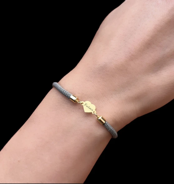 14 Ayar Altın Plakalı İsme Özel Kalp Motifli Gri İpek Örgülü Hediye Bileklik-526 - Resim 2