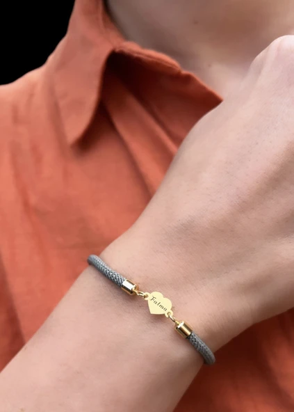 14 Ayar Altın Plakalı İsme Özel Kalp Motifli Gri İpek Örgülü Hediye Bileklik-526 ürün görseli