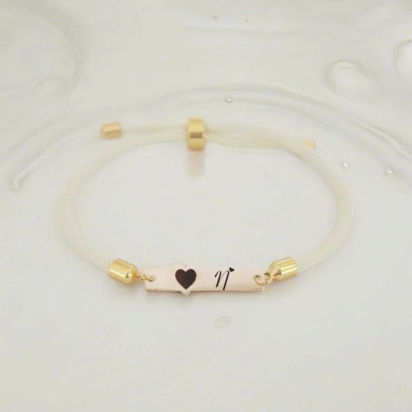 14 Ayar Altın Plakalı Harfe Özel Beyaz Örgü İpli Kalp Figürlü Hediye Bileklik-527 ürün görseli