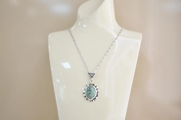 Göksu Gümüş Çerçeve Kadın Zümrüt Kolye ürün görseli 1