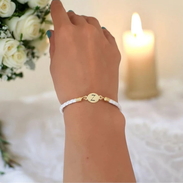 14 Ayar Altın Plakalı Harfe Özel Oval Figürlü Doğal Beyaz Derili Hediye Bileklik-529 - Resim 2