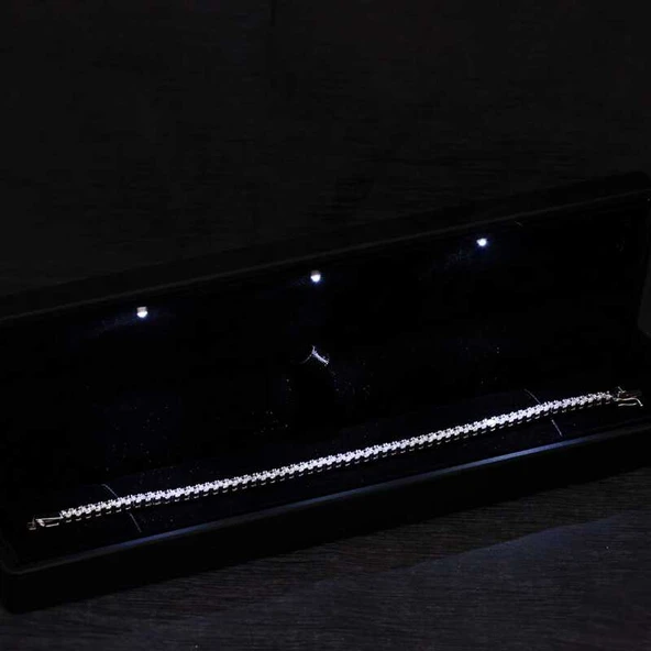 BlackCraft Gümüş Işıklı Kutulu 4 mm Beyaz Taşlı Su Yolu Kadın Bileklik (BC-107AC7) ürün görseli 1