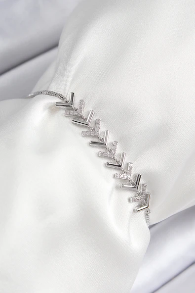 Pirinç Zirkon Taşlı Sıralı Ok Model Gümüş Renk Asansörlü Kadın Bileklik - TJ-BB7456 ürün görseli