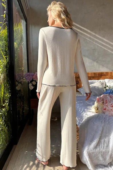 Kadın Beyaz Örme Kumaş V Yaka Düğmeli Rahat Şık Pijama Takımı - Resim 2