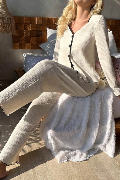 Kadın Beyaz Örme Kumaş V Yaka Düğmeli Rahat Şık Pijama Takımı - Resim 4
