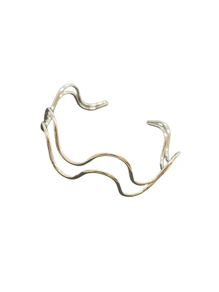 Dalga Formlu Pirinç Kaplama Gümüş Renk Bijuteri Pazu Bilekliği | Modern ve Minimal Tasarım ürün görseli 1