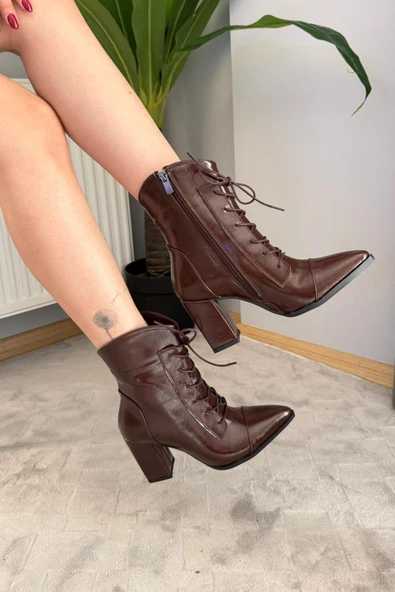 Kadın Cora Kahverengi Rugan Yandan Fermuarlı Bağcık Detaylı Kalın Topuklu Sivri Burunlu Bot - 2