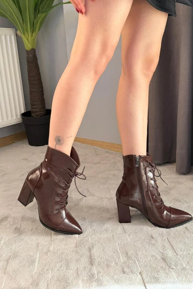 Kadın Cora Kahverengi Rugan Yandan Fermuarlı Bağcık Detaylı Kalın Topuklu Sivri Burunlu Bot - 5