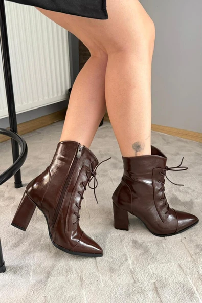 Kadın Cora Kahverengi Rugan Yandan Fermuarlı Bağcık Detaylı Kalın Topuklu Sivri Burunlu Bot - 3