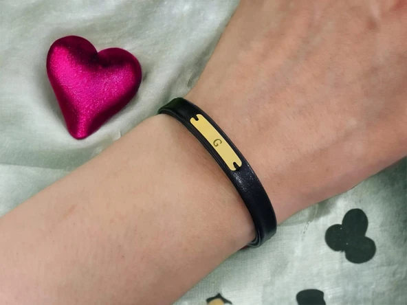 14 Ayar Altın Plakalı Harfe Özel Doğal Siyah Derili Dikdörtgen Figürlü Hediye Bileklik-540 - Resim 2