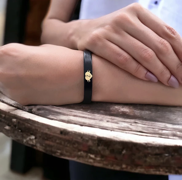 14 Ayar Altın Plakalı Harfe Özel Doğal Siyah Derili Kalp Figürlü Hediye Bileklik-542 - Resim 2