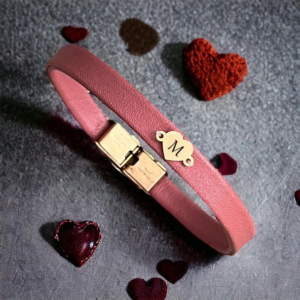 14 Ayar Altın Plakalı Harfe Özel Açık Pembe Derili Kalp Motifli Hediye Bileklik-545 ürün görseli