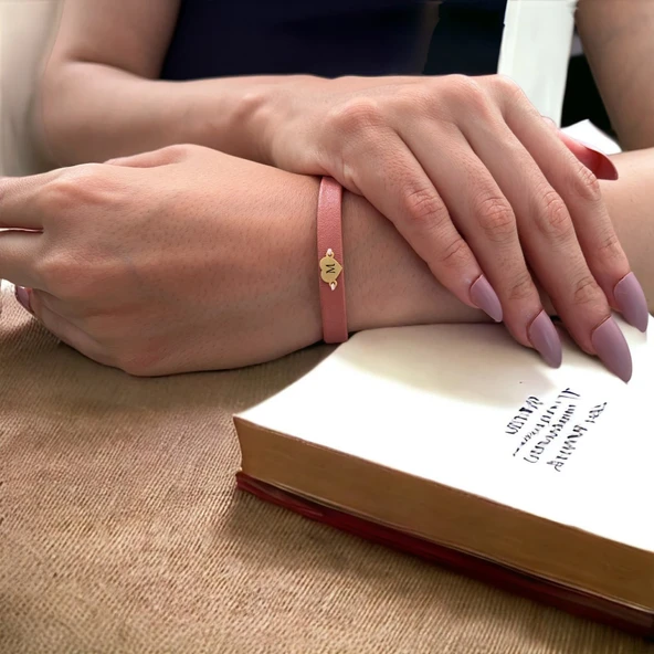 14 Ayar Altın Plakalı Harfe Özel Açık Pembe Derili Kalp Motifli Hediye Bileklik-545 - Resim 2