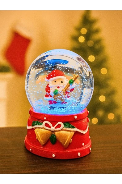 Yeni Yılın En Güzel Hediyesi 2026 Yılbaşı Gitar Çalan Noel Baba Temalı Led Işıklı 9 cm Kar Küresi - Resim 3