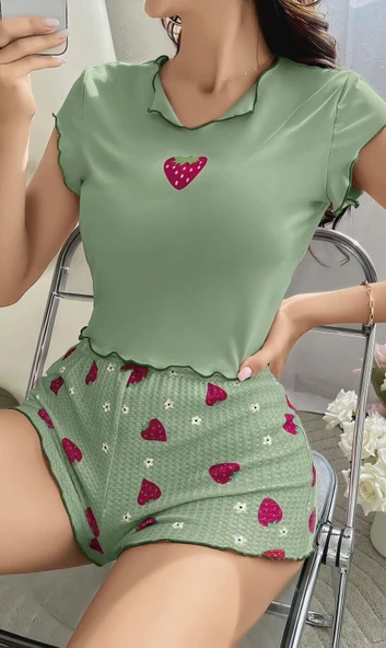 Kadın Yeşil Çilek Desenli Askılı Şortlu Pijama Takım 5004 - 2