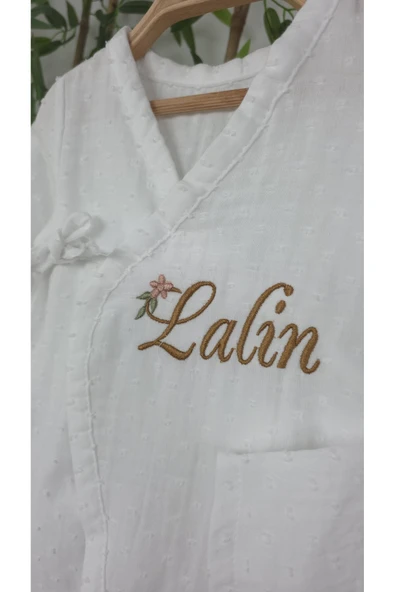 gros shop Müslin Yeni Doğan 4Katlı Organik %100Pamuk Kişiye Özgü Nakışlı Hastane Çıkış Seti-Papatya Model1 - Resim 4