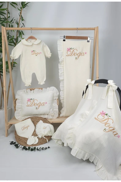 gros shop Müslin Yeni Doğan 4Katlı Organik %100Pamuk Kişiye Özgü Nakışlı Hastane Çıkış Seti(Çiçekli Model-1) - Resim 2