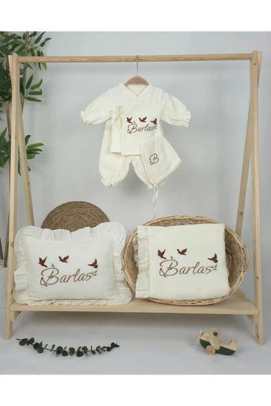 gros shop Müslin Yeni Doğan 4Katlı Organik %100Pamuk Kişiye Özgü Nakışlı Hastane Çıkış Seti(3'lü Kelebk Model) - Resim 2