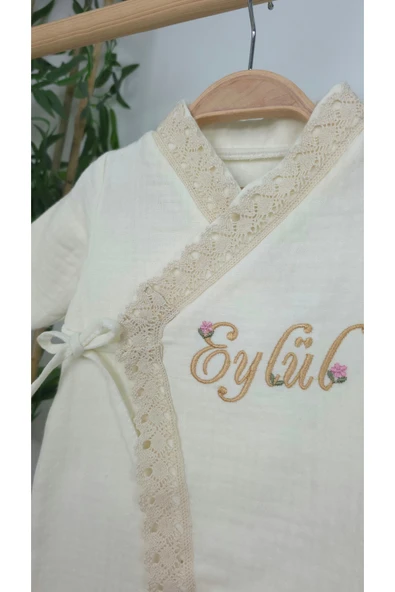 gros shop Müslin Yeni Doğan 4Katlı Organik %100Pamuk Kişiye Özgü Nakışlı Hastane Çıkış Seti (Kalpli Model-5) - Resim 3