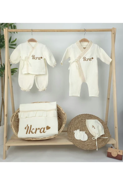 gros shop Müslin Yeni Doğan 4Katlı Organik %100Pamuk Kişiye Özgü Nakışlı Hastane Çıkış Seti (Kalpli Model-6) - Resim 2