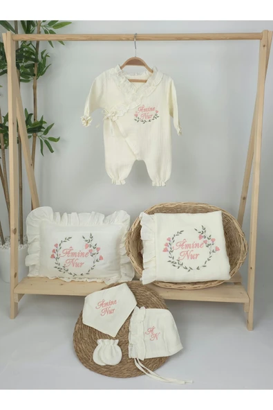 gros shop Müslin Yeni Doğan 4Katlı Organik %100Pamuk Kişiye Özgü Nakışlı Hastane Çıkış Seti (Çiçek Model-2) - 2