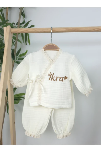 gros shop Müslin Yeni Doğan 4Katlı Organik %100Pamuk Kişiye Özgü Nakışlı Hastane Çıkış Seti (Kalpli Model-6) - Resim 3