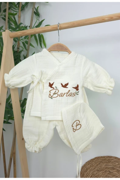 gros shop Müslin Yeni Doğan 4Katlı Organik %100Pamuk Kişiye Özgü Nakışlı Hastane Çıkış Seti(3'lü Kelebk Model) - Resim 3