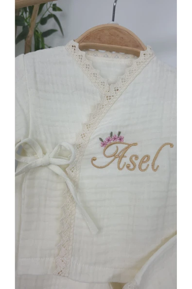 gros shop Müslin Yeni Doğan 4Katlı Organik %100Pamuk Kişiye Özgü Nakışlı Hastane Çıkış Seti (Papatya Model-2) - Resim 3