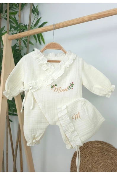 gros shop Müslin Yeni Doğan 4Katlı Organik %100Pamuk Kişiye Özgü Nakışlı Hastane Çıkış Seti (Güllü Model-4) - Resim 2