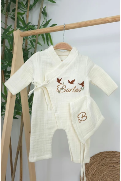 gros shop Müslin Yeni Doğan 4Katlı Organik %100Pamuk Kişiye Özgü Nakışlı Hastane Çıkış Seti(3'lü Kelebk Model) - Resim 4