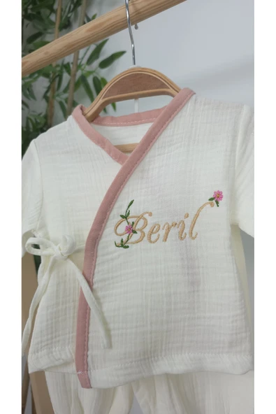 gros shop Müslin Yeni Doğan 4Katlı Organik %100Pamuk Kişiye Özgü Nakışlı Hastane Çıkış Seti (Pudra Biyeli-1) - Resim 3