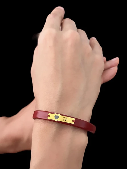 14 Ayar Altın Plakalı Harfe Özel Koyu Kırmızı Derili Kalp Figürlü Hediye Bileklik-566 - Resim 2