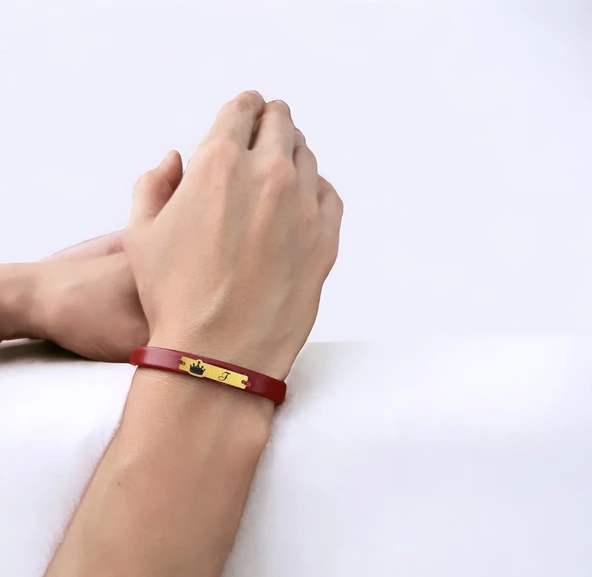 14 Ayar Altın Plakalı Harfe Özel Koyu Kırmızı Derili Taç Motifli Hediye Bileklik-567 - Resim 2