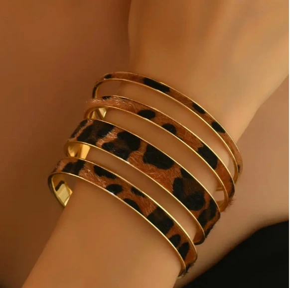 Leopar Desenli 4’lü Altın Kaplama Bijuteri Bileklik Seti – Şık ve Dikkat Çekici Tasarım ürün görseli 1