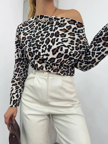 Leopar Desenlı Uzun Kollu Asimetrik Yaka Bluz - 3