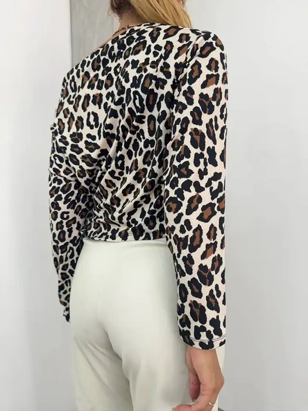 Leopar Desenlı Uzun Kollu Asimetrik Yaka Bluz - 4