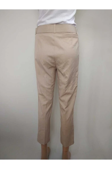R&M Collection Kadın Krem Kemerli Dar Havuç Kesim Bilek Boy Dabıl Kumaş Pantolon - Resim 3