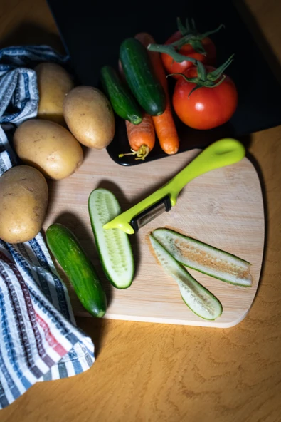 Solingen Simli Fıstık Yeşili Dikey Soyacak – Paslanmaz Alman Çeliği, Ergonomik Sap, Çift Yönlü Kesici Ağız ürün görseli