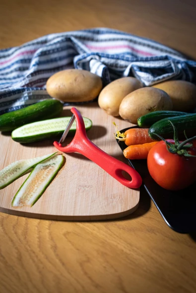 Solingen Mat Kırmızı Sapan Soyacak – Paslanmaz Alman Çeliği, Ergonomik Sap, Çift Yönlü Kullanım ürün görseli