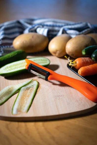 Solingen Simli Turuncu Dikey Soyacak – Paslanmaz Alman Çeliği, Ergonomik Sap, Çift Yönlü Kesici Ağız ürün görseli